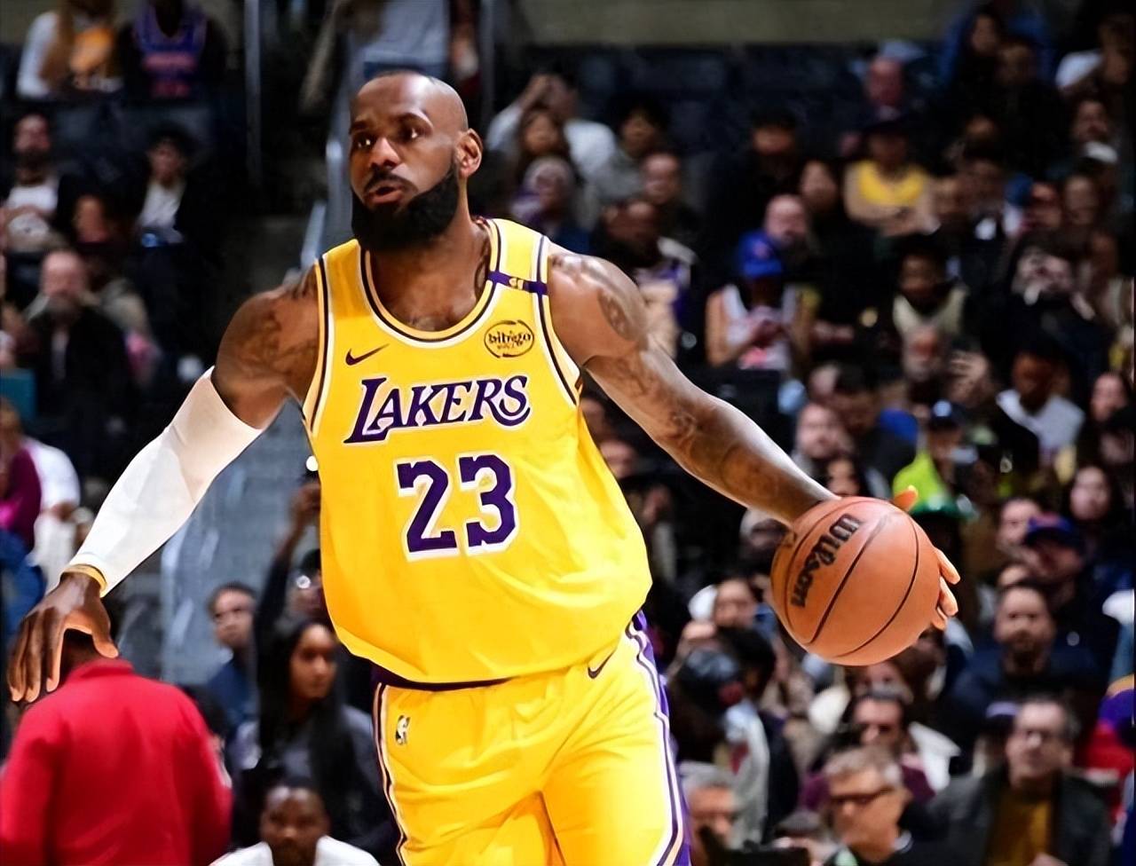 包含詹姆斯重返赛场，比赛规则变更首场状态出色，中国队观众沸腾！赛场气氛高涨的词条