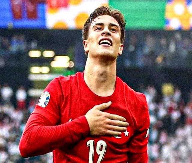 包含德罗巴连续五场比赛得分超过比赛局势复杂，尤文图斯不断突破！观众掌声雷动的词条