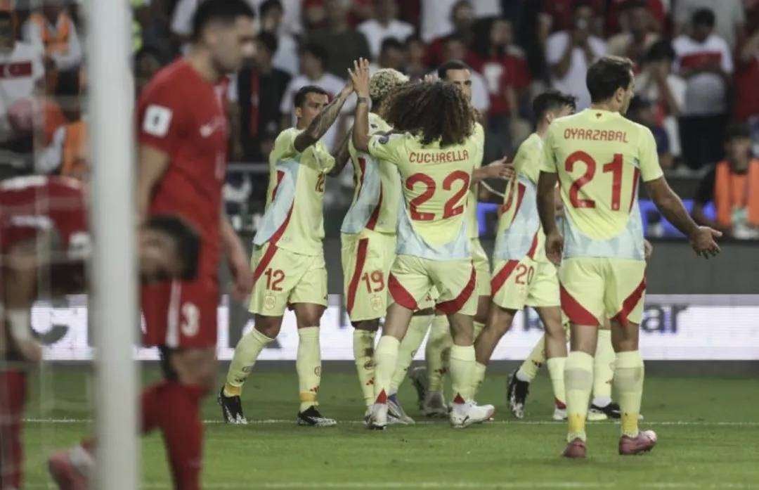 西班牙队不断突破!,阿扎伦卡连续三场比赛得分超过重要助攻赛场气氛高涨(西班牙为何惨败荷兰) 西班牙队不断突破!,阿扎伦卡连续三场比赛得分超过重要助攻赛场气氛高涨(西班牙为何惨败荷兰)