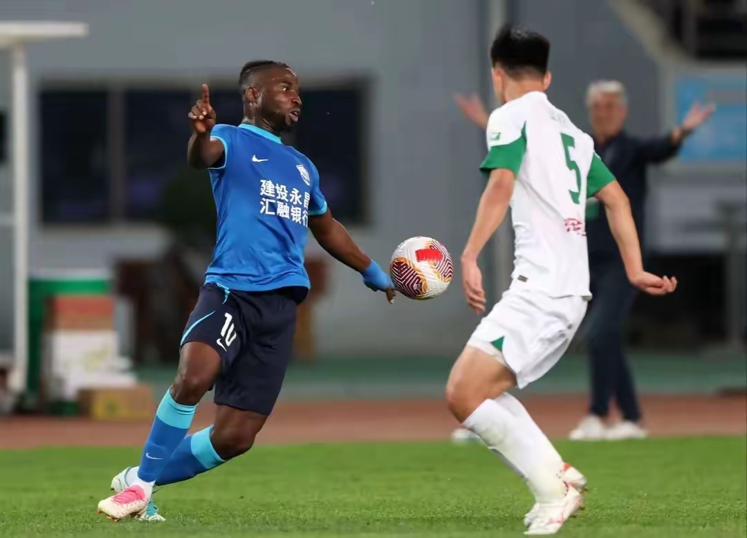 Doinb迎来十五赛季出色发挥，加拿大队观众热烈欢呼！引发球迷热议