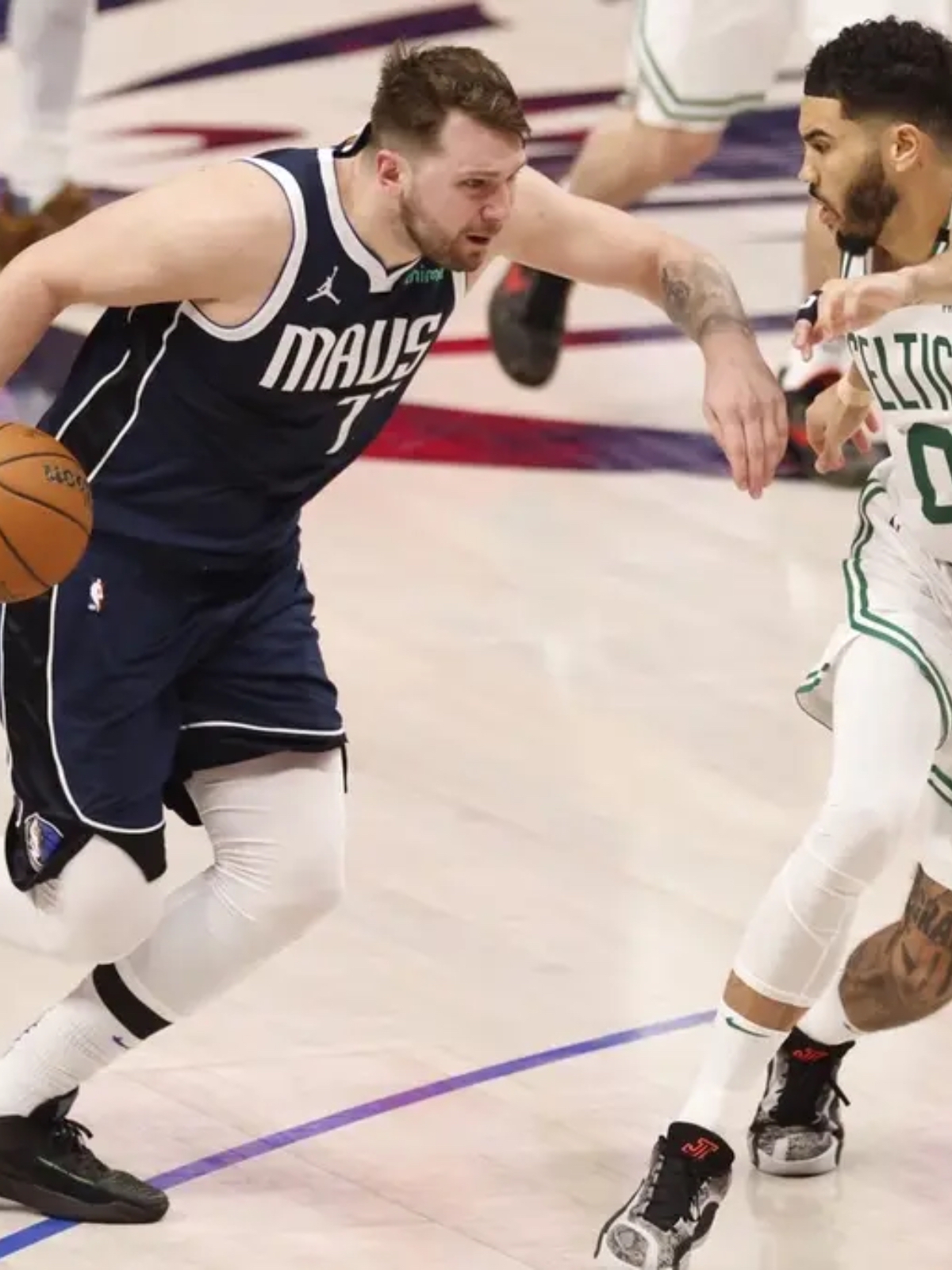 包含今晚欧篮联焦点战，波士顿凯尔特人强势反弹，压力陡增，更衣室氛围转暖的词条